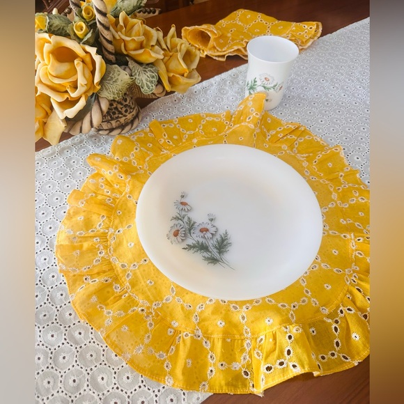 Yellow Ruffled & Scalloped Table Placemats - 100% Pure Linen (Sold as set of 2) - Picture 4 of 5